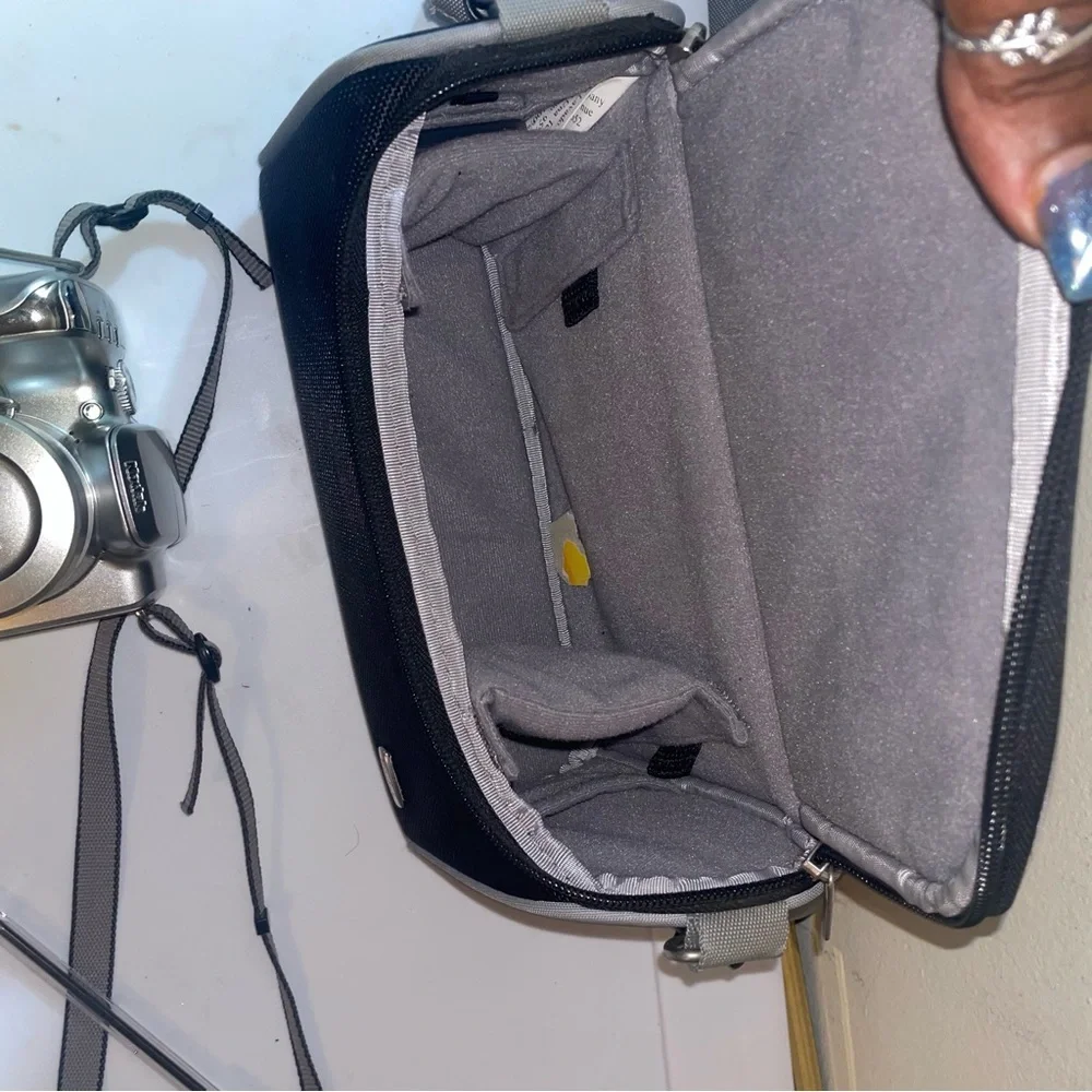 Kodak Silver Digital Camera with Lens Cap and travel case {NOT TESTED